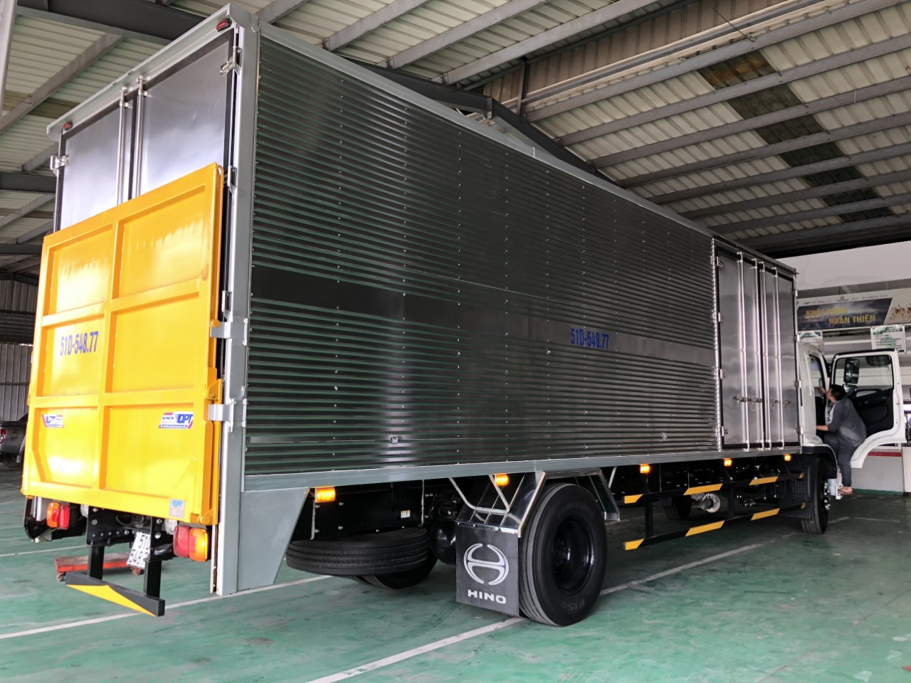 Xe tải hino thùng mui bạt 8 tấn bửng nâng hạ hàng hóa FG8JT7A-MBBN