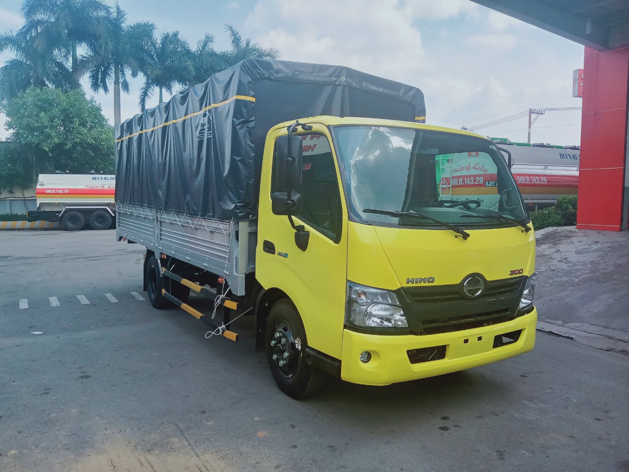 xe tải hino 3.5 tấn thùng mui bạt XZU720 thùng mui bạt